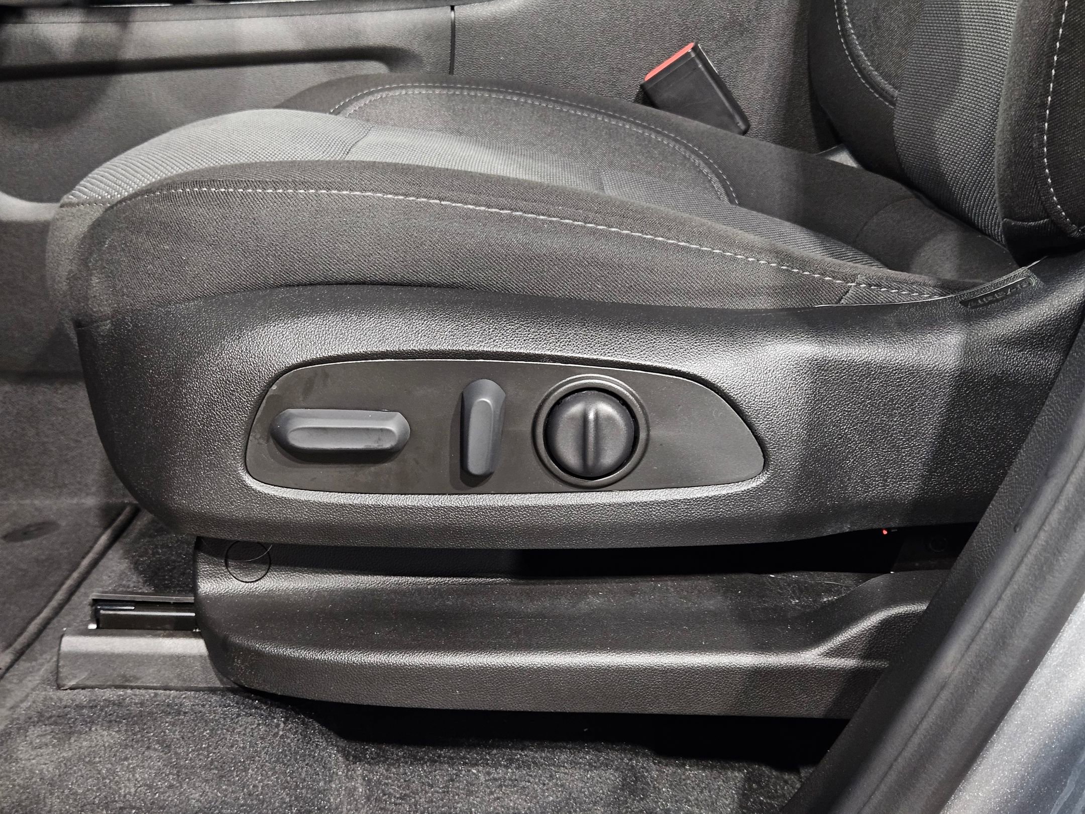 Used 2023 Chevrolet Traverse LT image 23