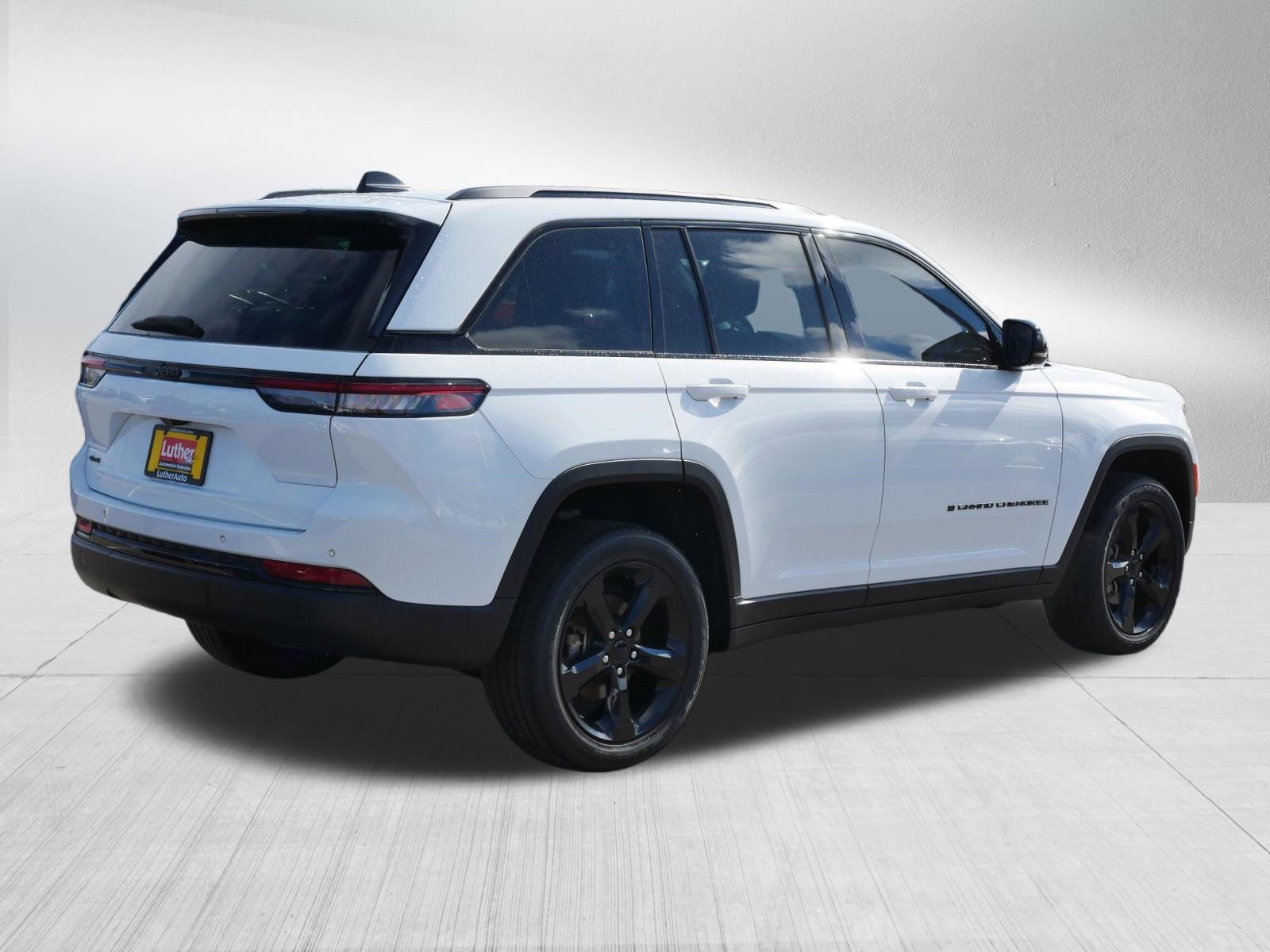 Used 2022 Jeep Grand Cherokee Altitude AWD/4WD image 7