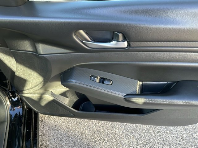 Used 2024 Nissan Altima 2.5 SV image 11