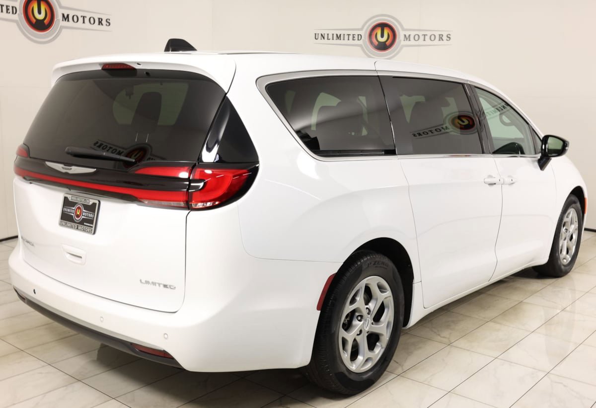 Used 2024 Chrysler Pacifica Limited FWD image 3