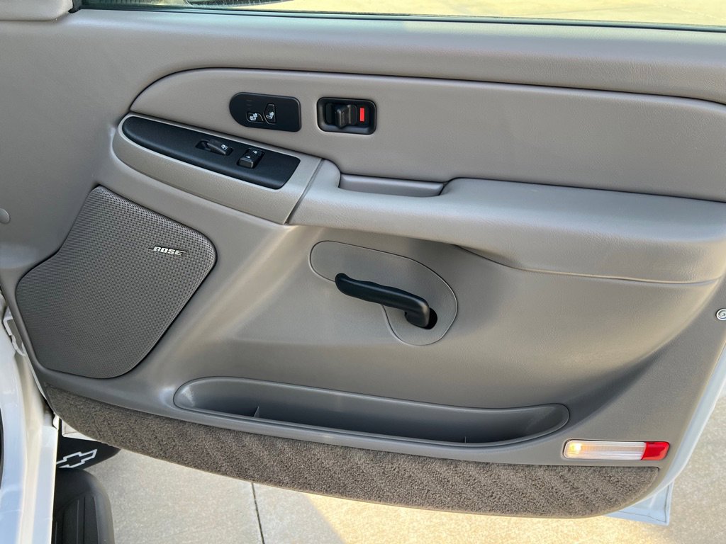 Used 2005 Chevrolet Silverado 2500 LT w/ Heavy-Duty Power Package image 12