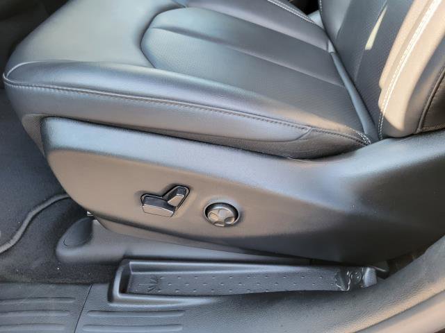 Used 2025 Chrysler Pacifica Select image 9