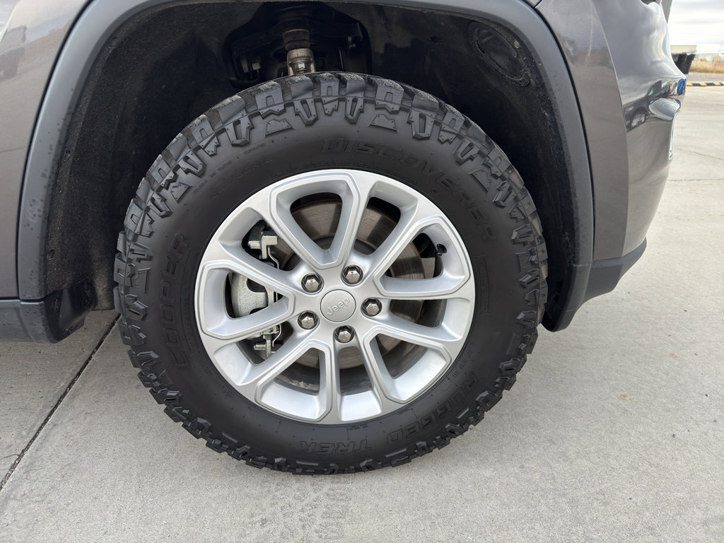 Used 2021 Jeep Grand Cherokee Laredo image 24