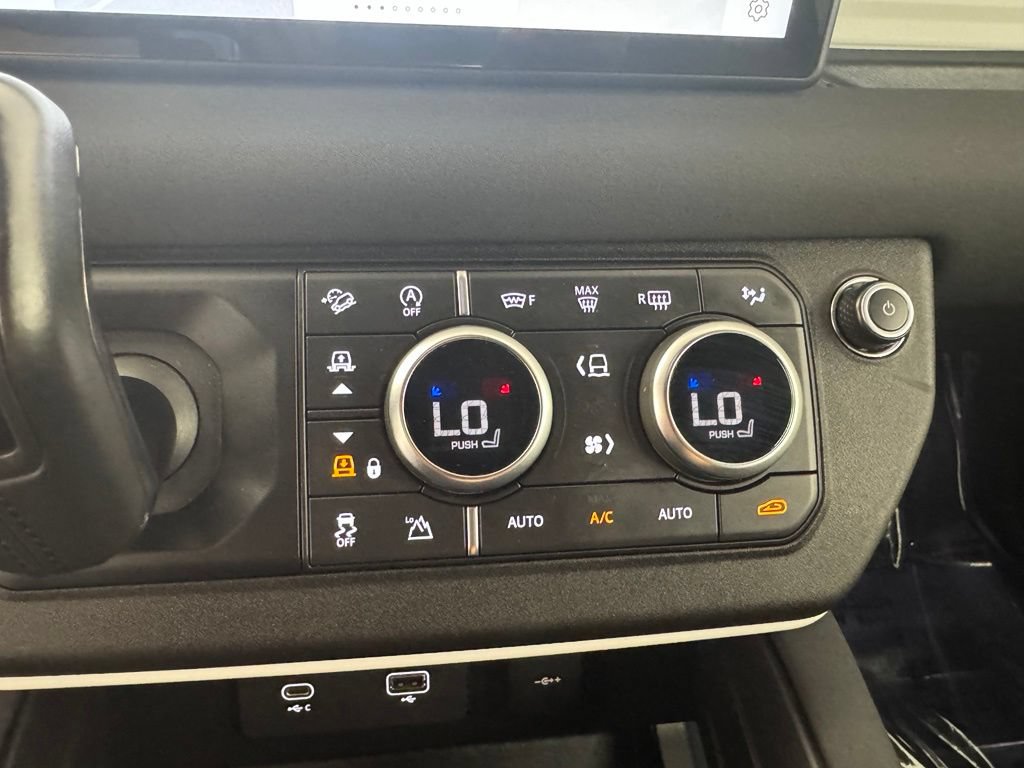 Used 2022 Land Rover Defender 110 AWD/4WD image 17