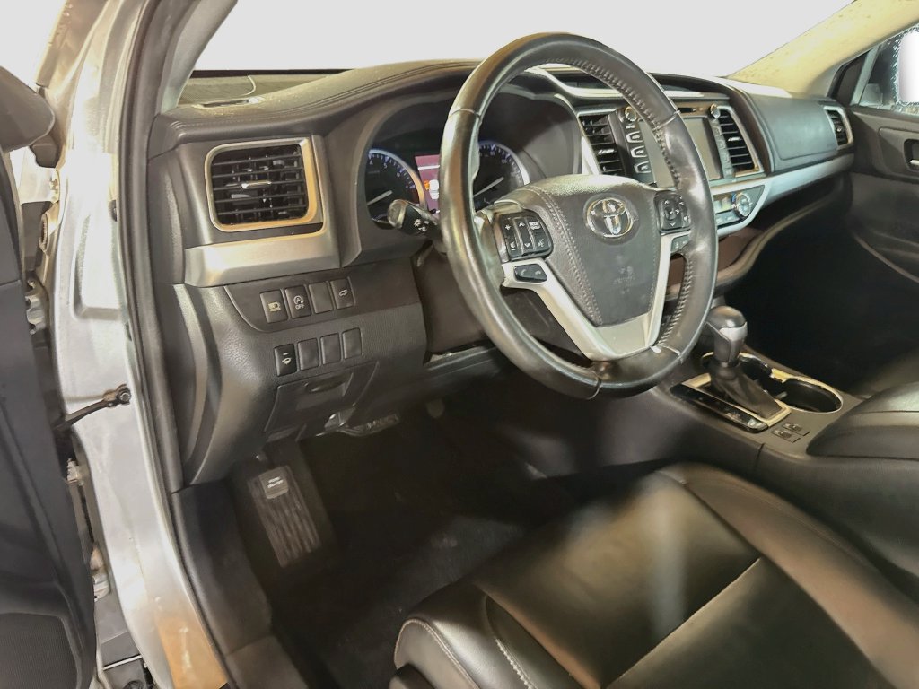 Used 2019 Toyota Highlander XLE FWD image 10