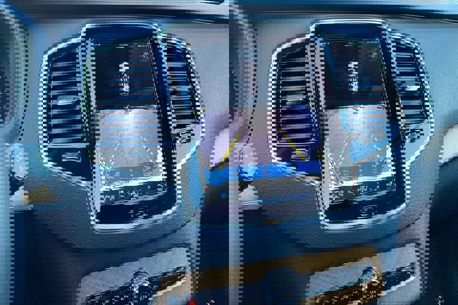 Used 2023 Volvo XC90 B5 Plus image 24