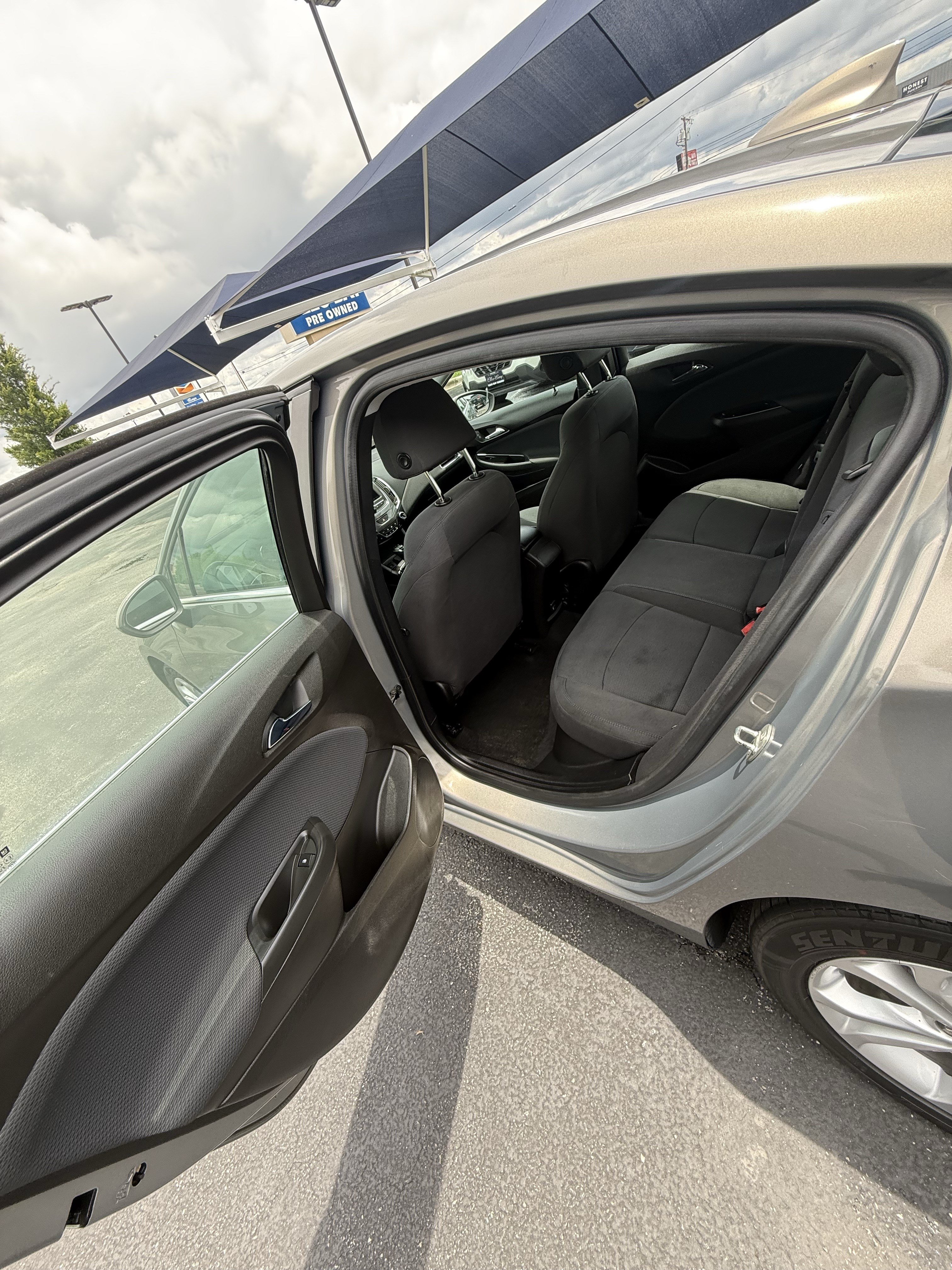 Used 2019 Chevrolet Cruze LT w/ Convenience Package FWD image 4