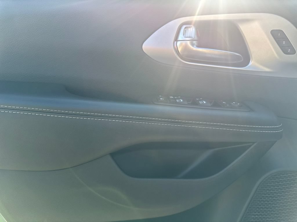Used 2025 Chrysler Pacifica Limited FWD image 17