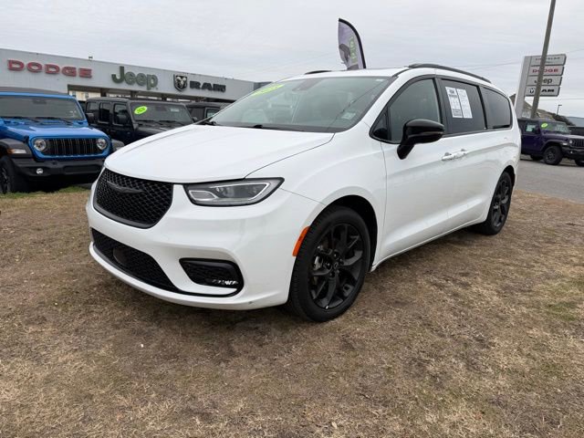 Used 2025 Chrysler Pacifica Limited image 3