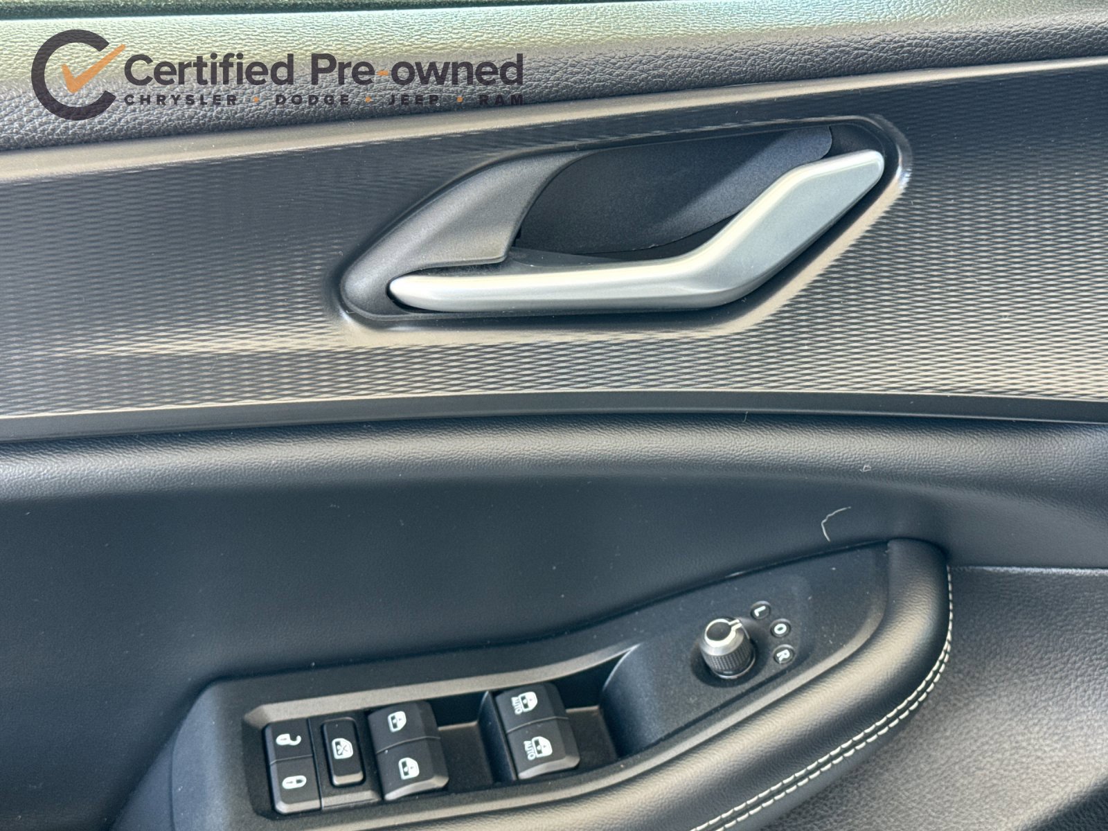 Used 2024 Jeep Grand Cherokee Laredo AWD/4WD image 12