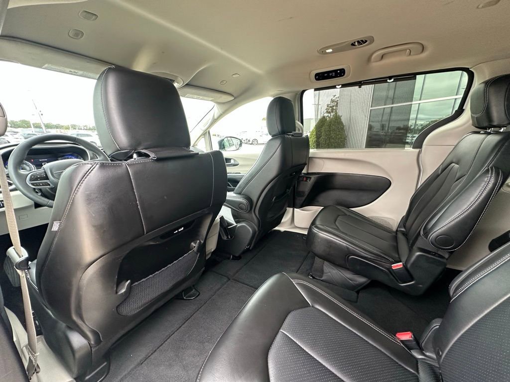 Used 2024 Chrysler Pacifica Touring-L image 24