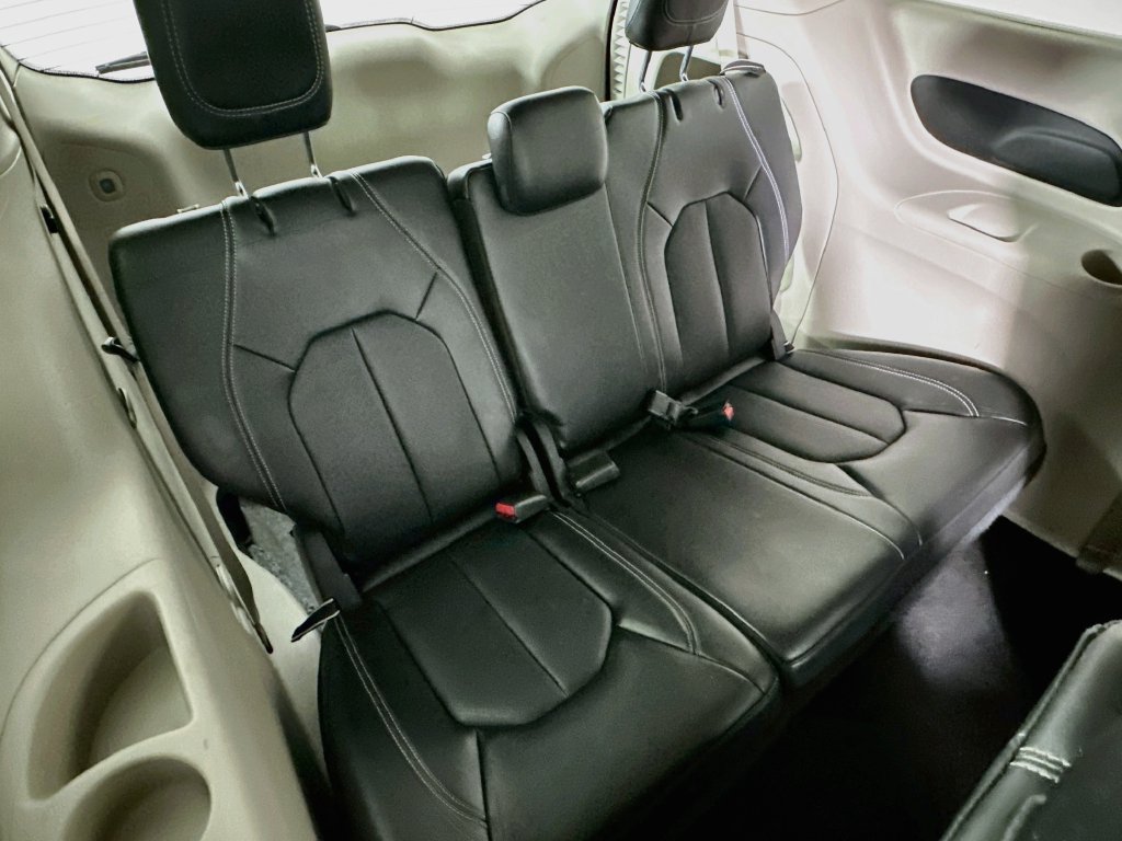 Certified 2024 Chrysler Pacifica Touring-L FWD image 37