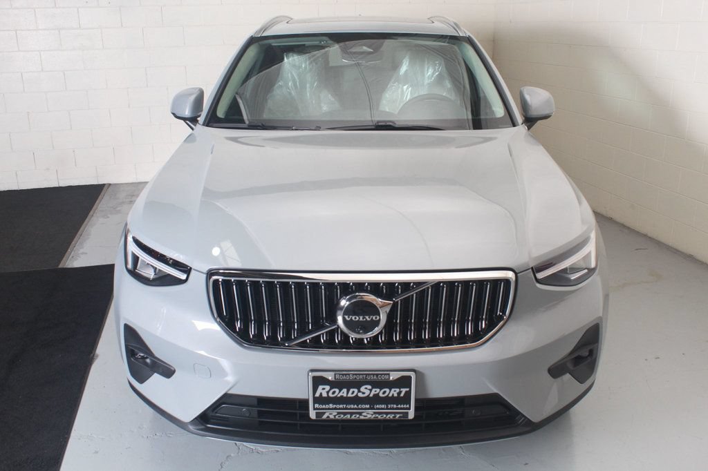 Used 2025 Volvo XC40 B5 Plus AWD/4WD image 3