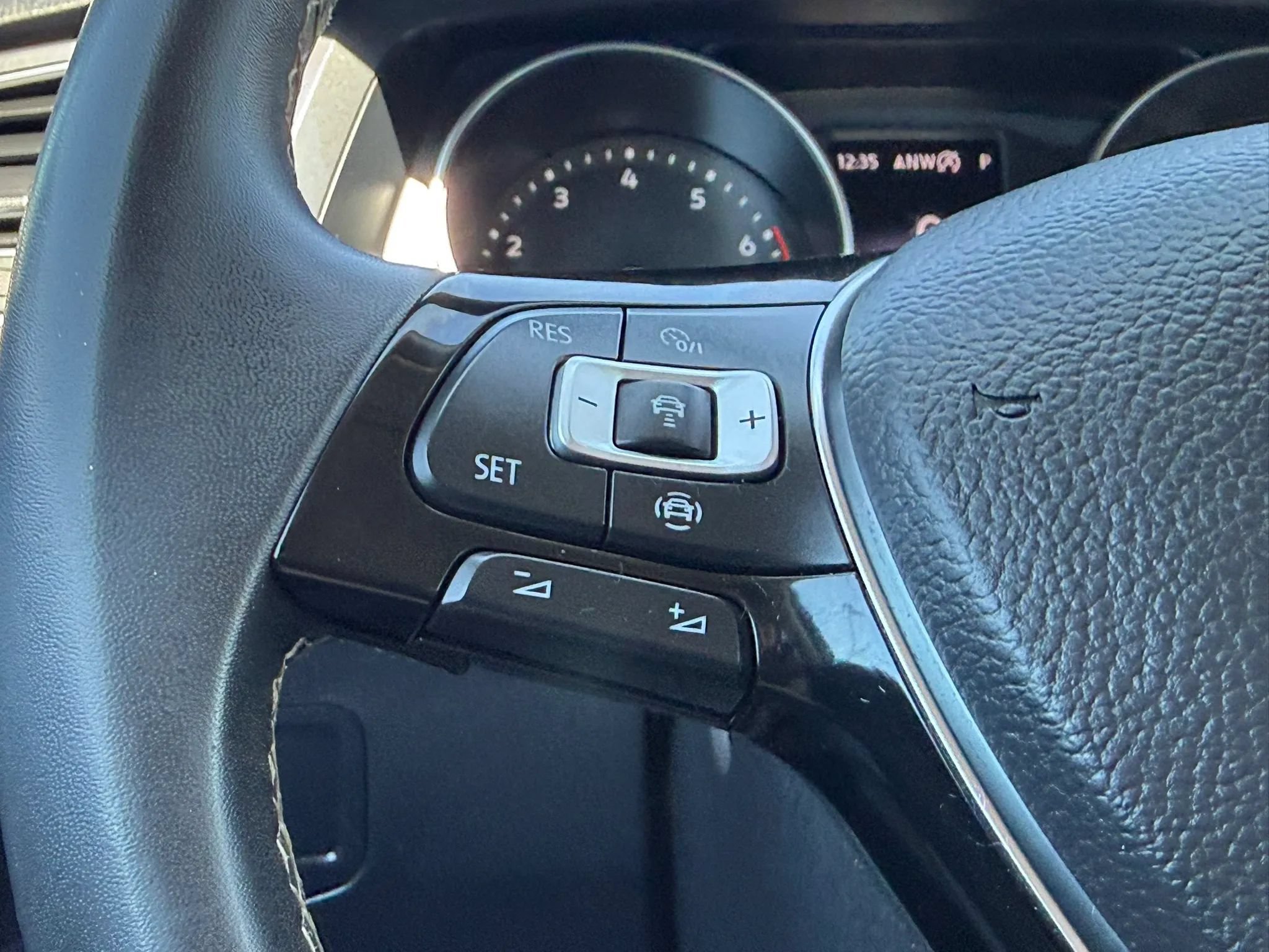 Used 2021 Volkswagen Tiguan SE R-Line AWD/4WD image 29
