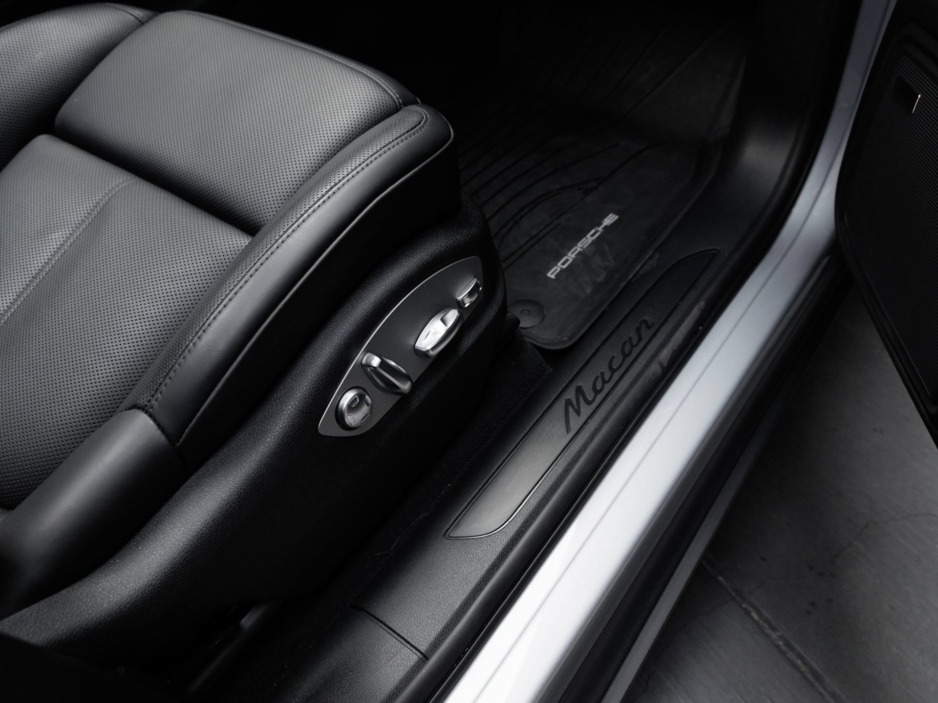 Certified 2026 Porsche Macan AWD/4WD image 37