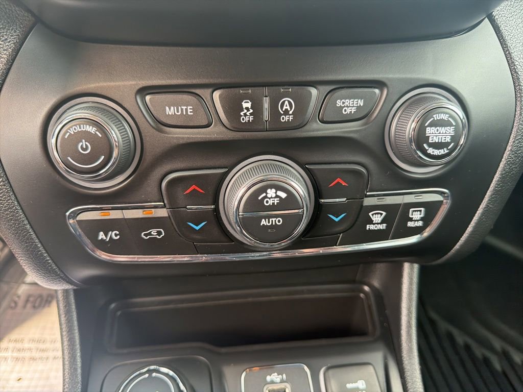 Used 2019 Jeep Cherokee Limited image 28
