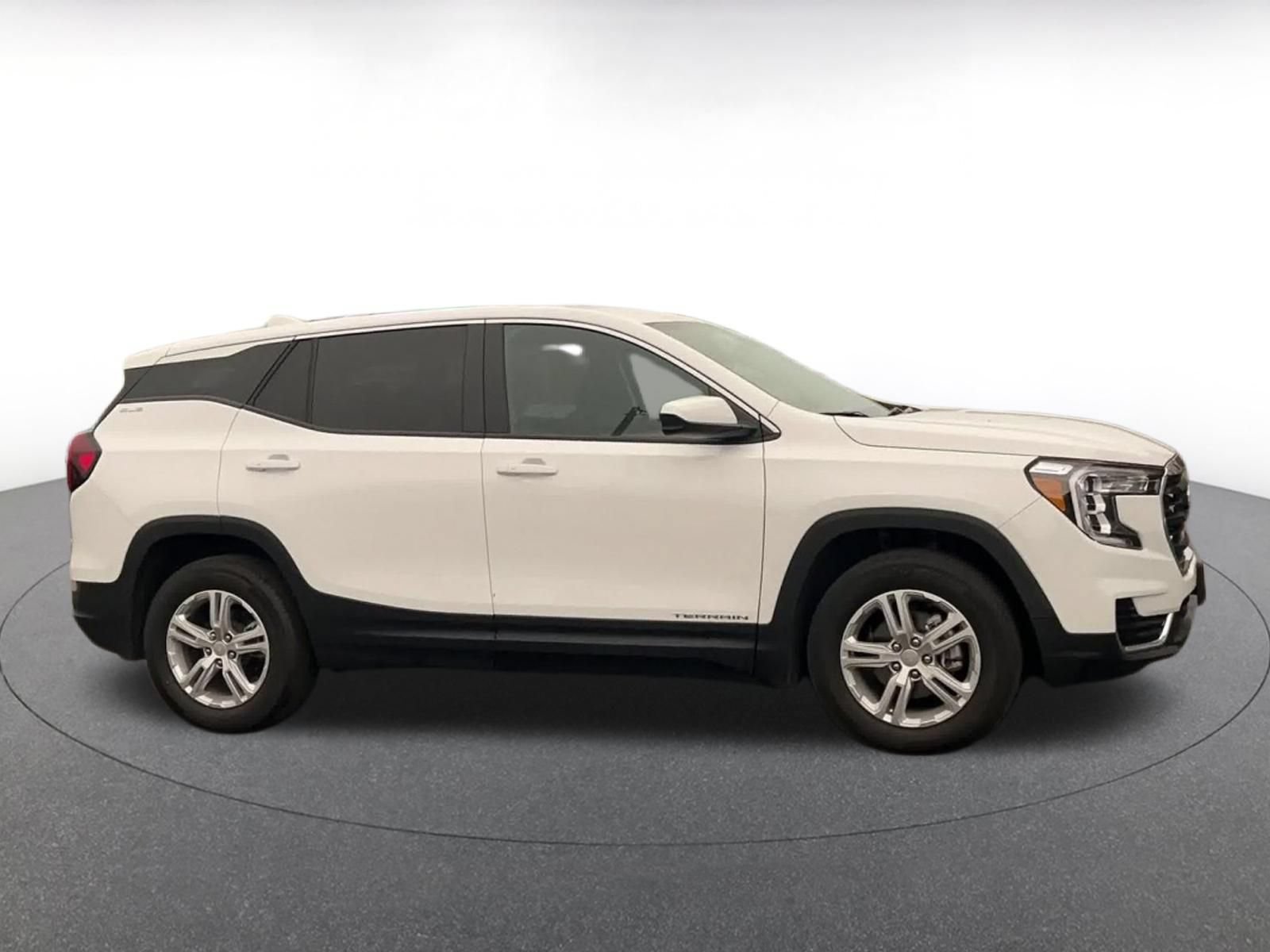 Used 2024 GMC Terrain SLE FWD image 15