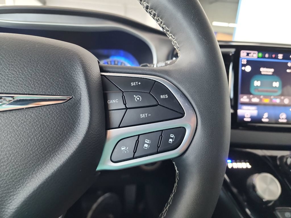Used 2025 Chrysler Pacifica Select FWD image 25
