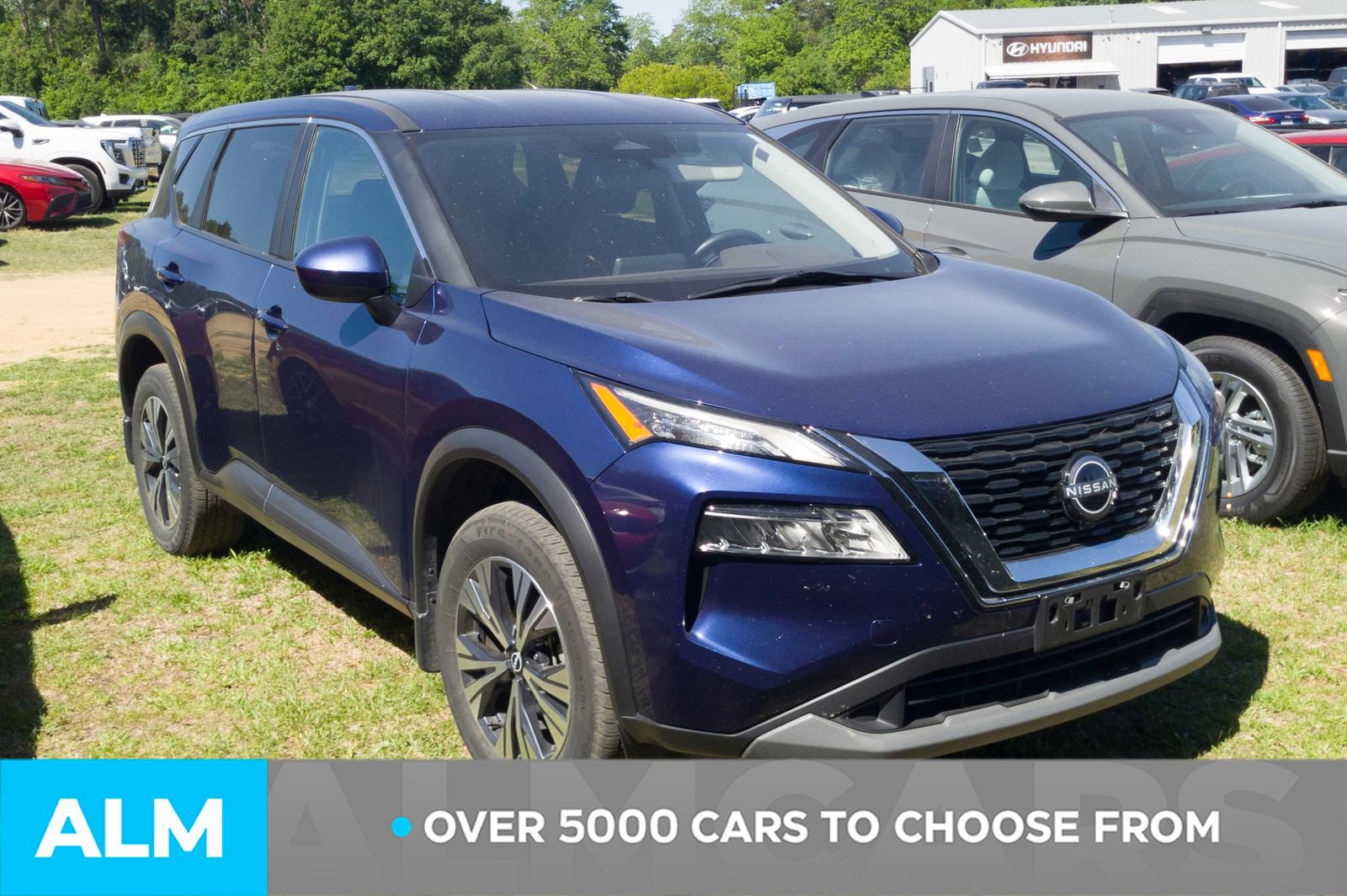 Used 2023 Nissan Rogue SV image 3