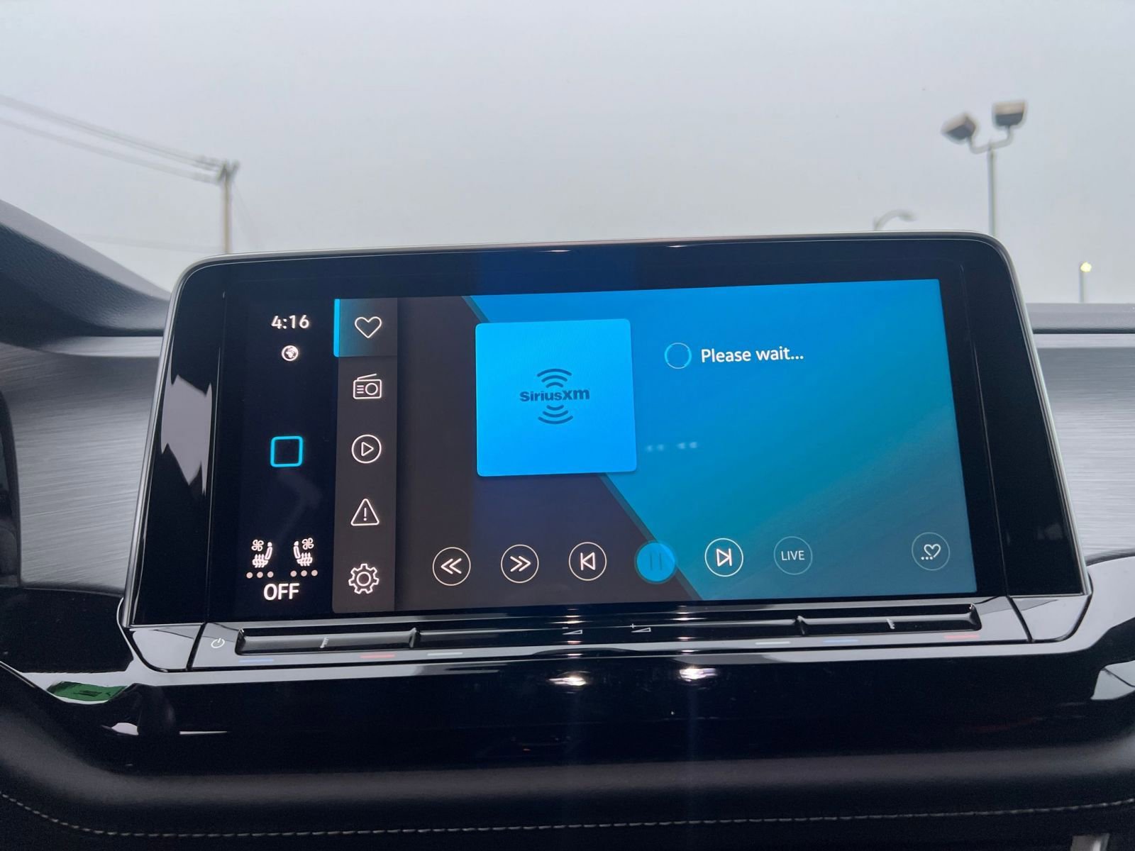 Used 2025 Volkswagen Atlas Cross Sport SE image 21