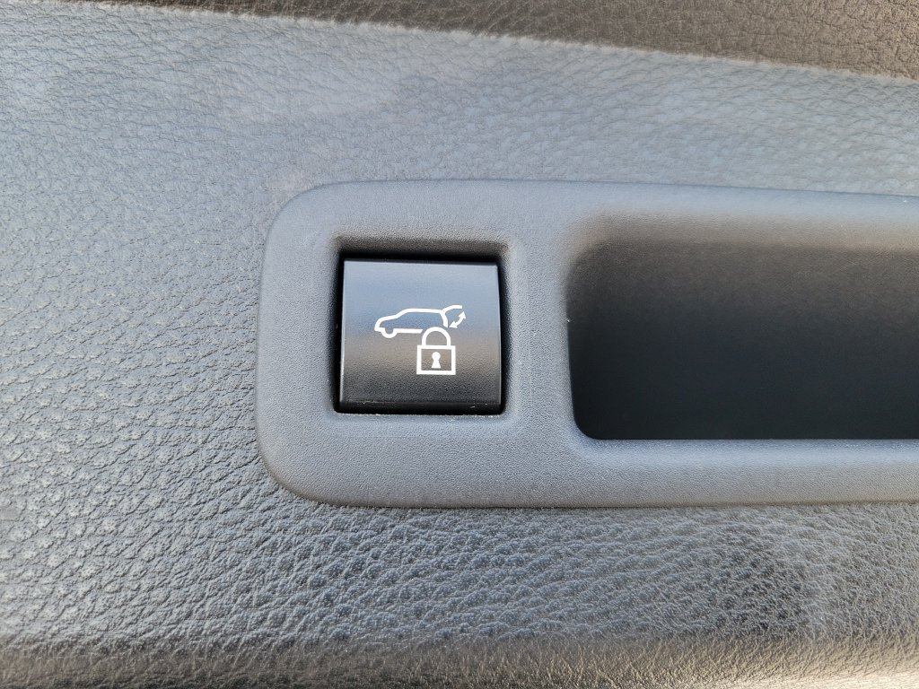 Used 2025 Toyota Sienna XSE FWD image 39