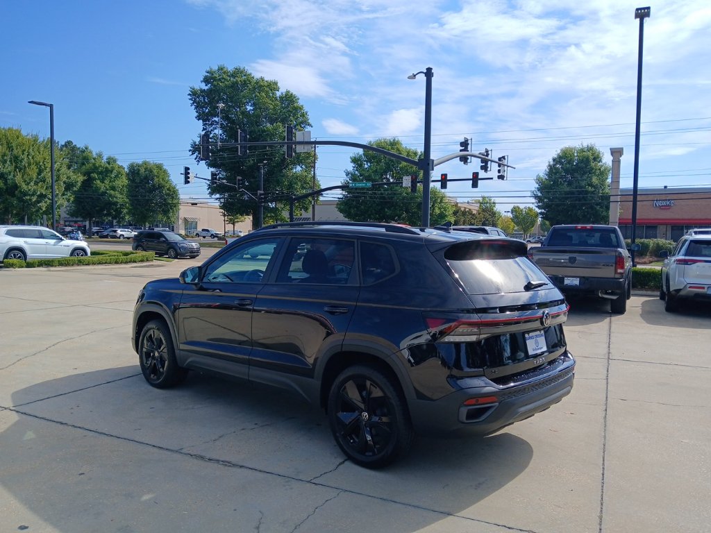New 2027 Volkswagen Taos SE FWD image 5