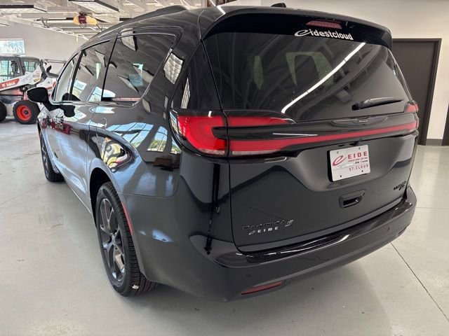 New 2026 Chrysler Pacifica Limited w/ S Appearance Package image 6