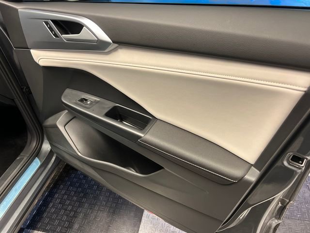 Certified 2025 Volkswagen Taos SE image 11
