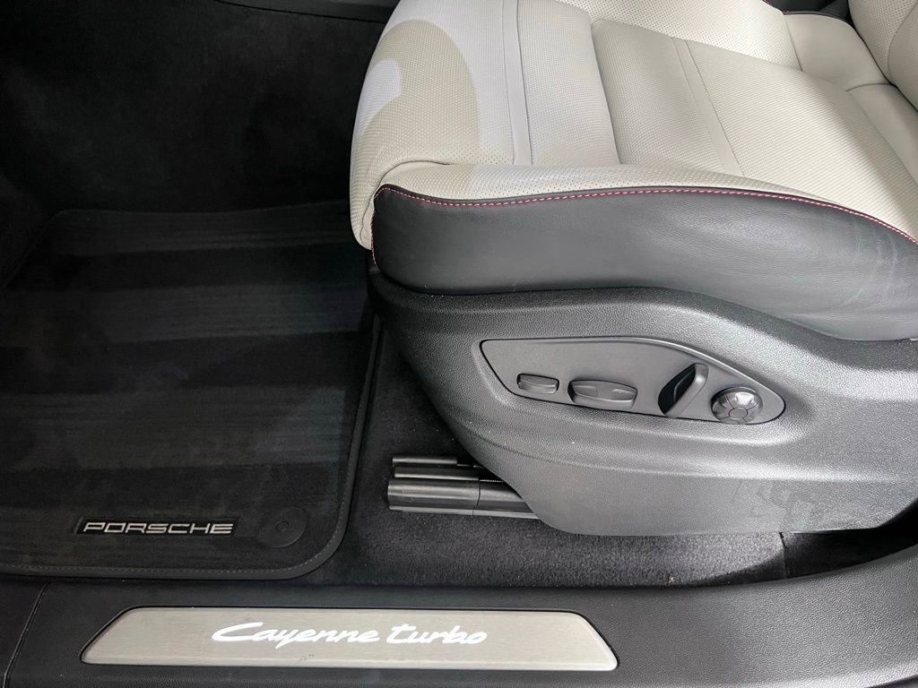 Certified 2025 Porsche Cayenne Turbo AWD/4WD image 32
