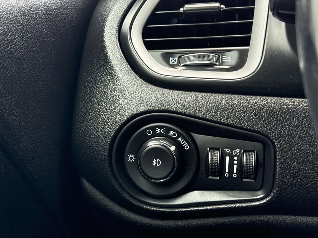 Used 2020 Jeep Renegade Latitude w/ Cold Weather Group image 17