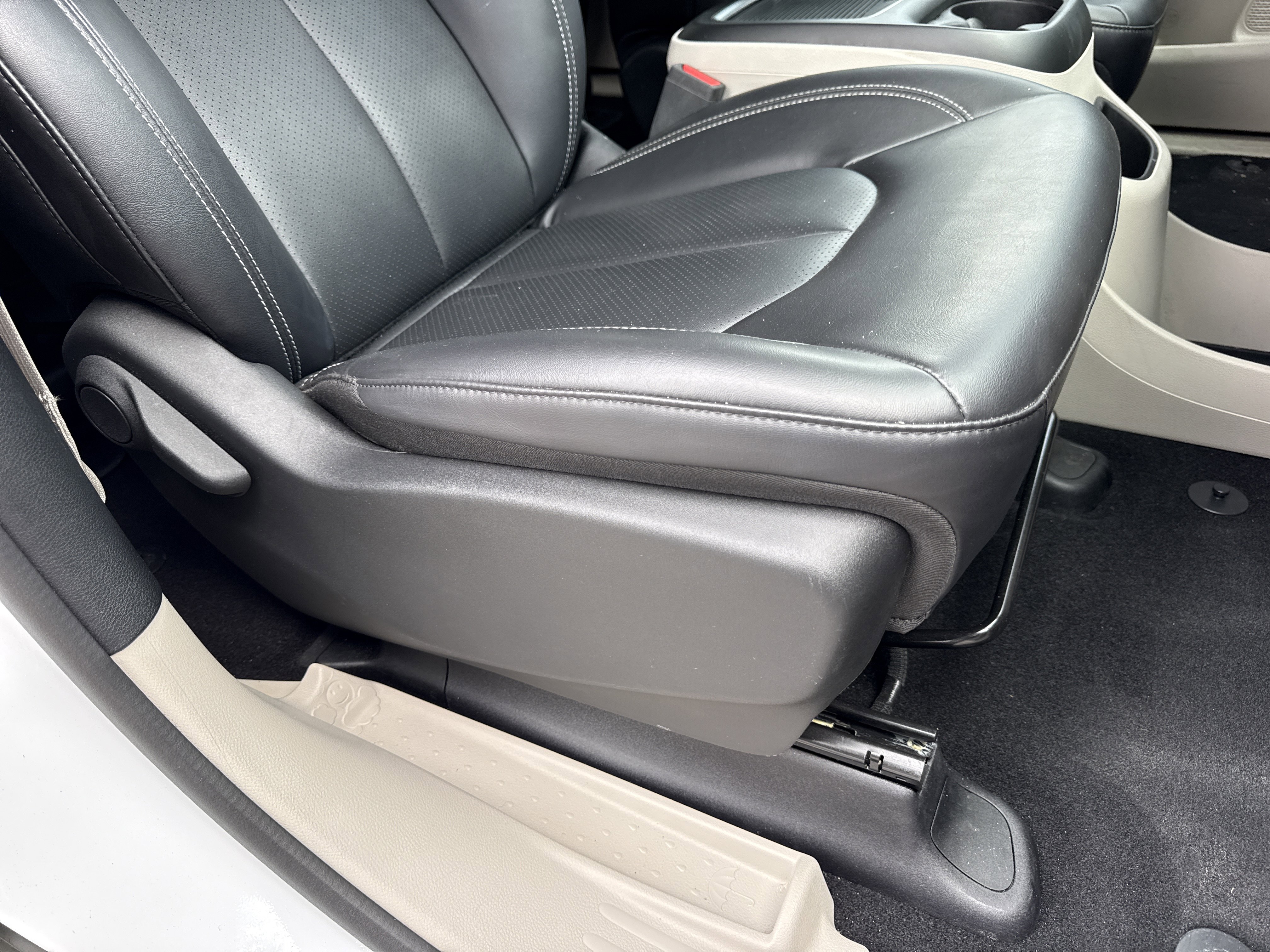 Used 2024 Chrysler Pacifica Select image 26