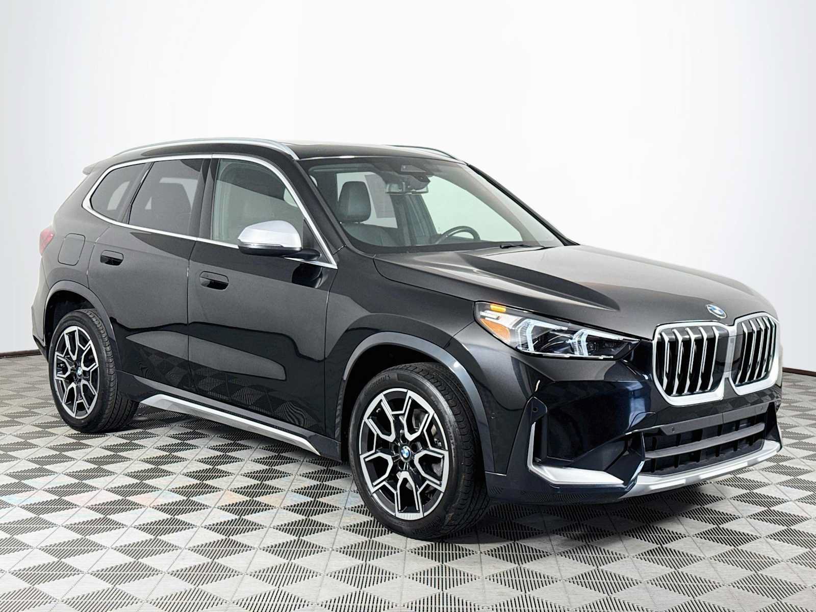 Used 2023 BMW X1 xDrive28i w/ Convenience Package AWD/4WD image 3