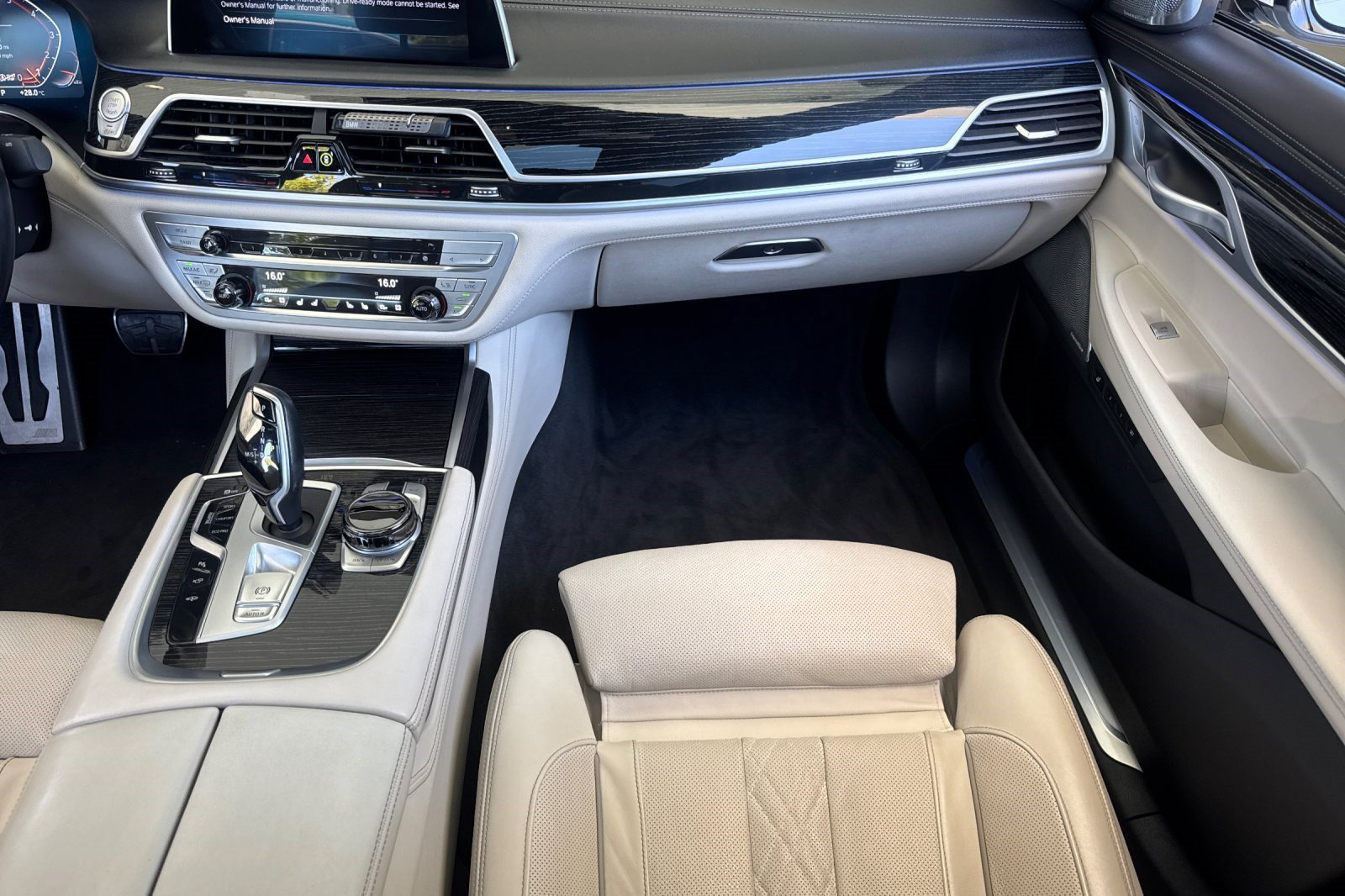Certified 2022 BMW 750i xDrive w/ Executive Package AWD/4WD image 29