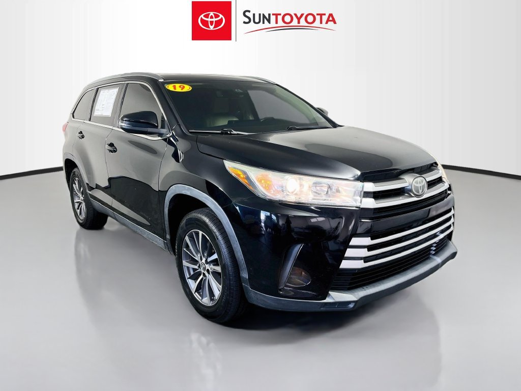 Used 2019 Toyota Highlander XLE FWD image 1