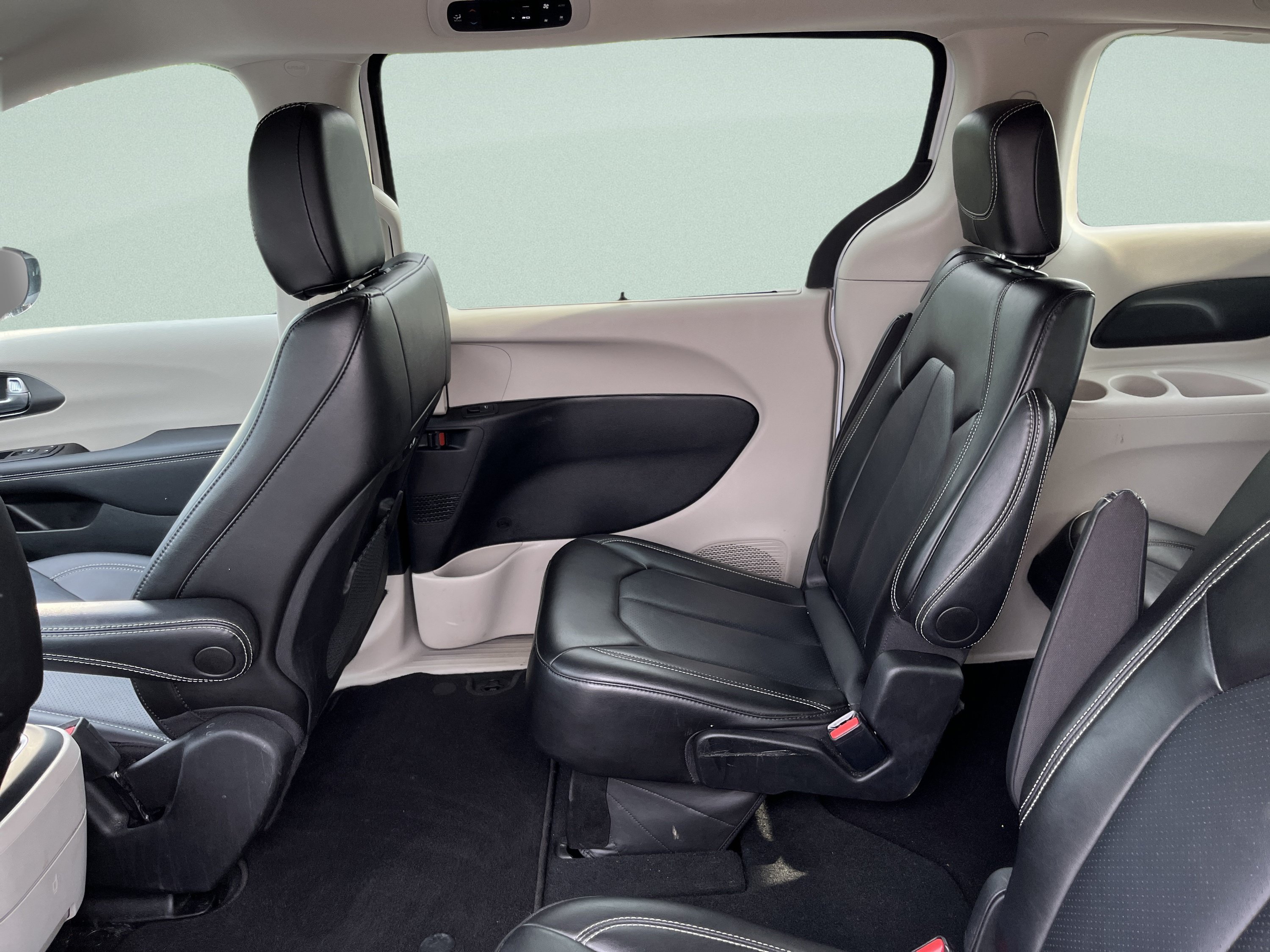 Used 2024 Chrysler Pacifica Touring-L FWD image 18