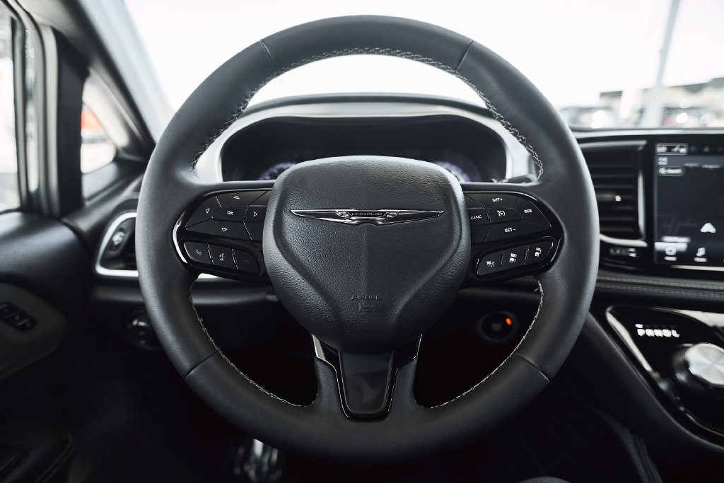 Used 2025 Chrysler Pacifica Limited FWD image 30