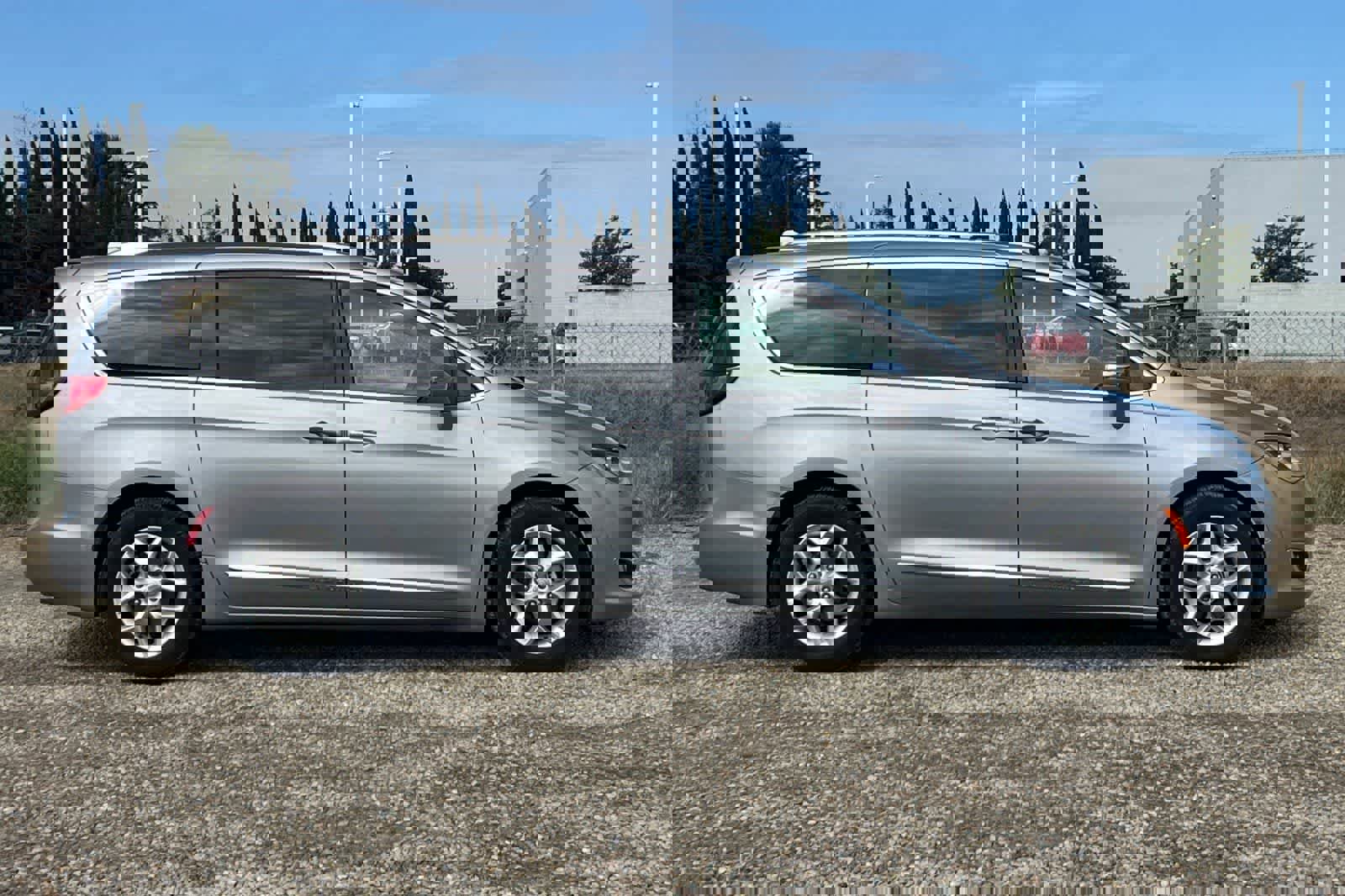 Used 2020 Chrysler Pacifica Limited FWD image 9