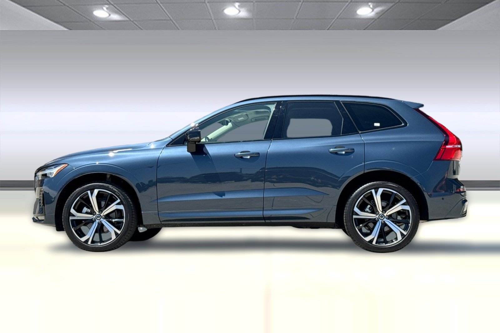 Used 2025 Volvo XC60 B5 Ultra w/ Protection Package Premier AWD/4WD image 2