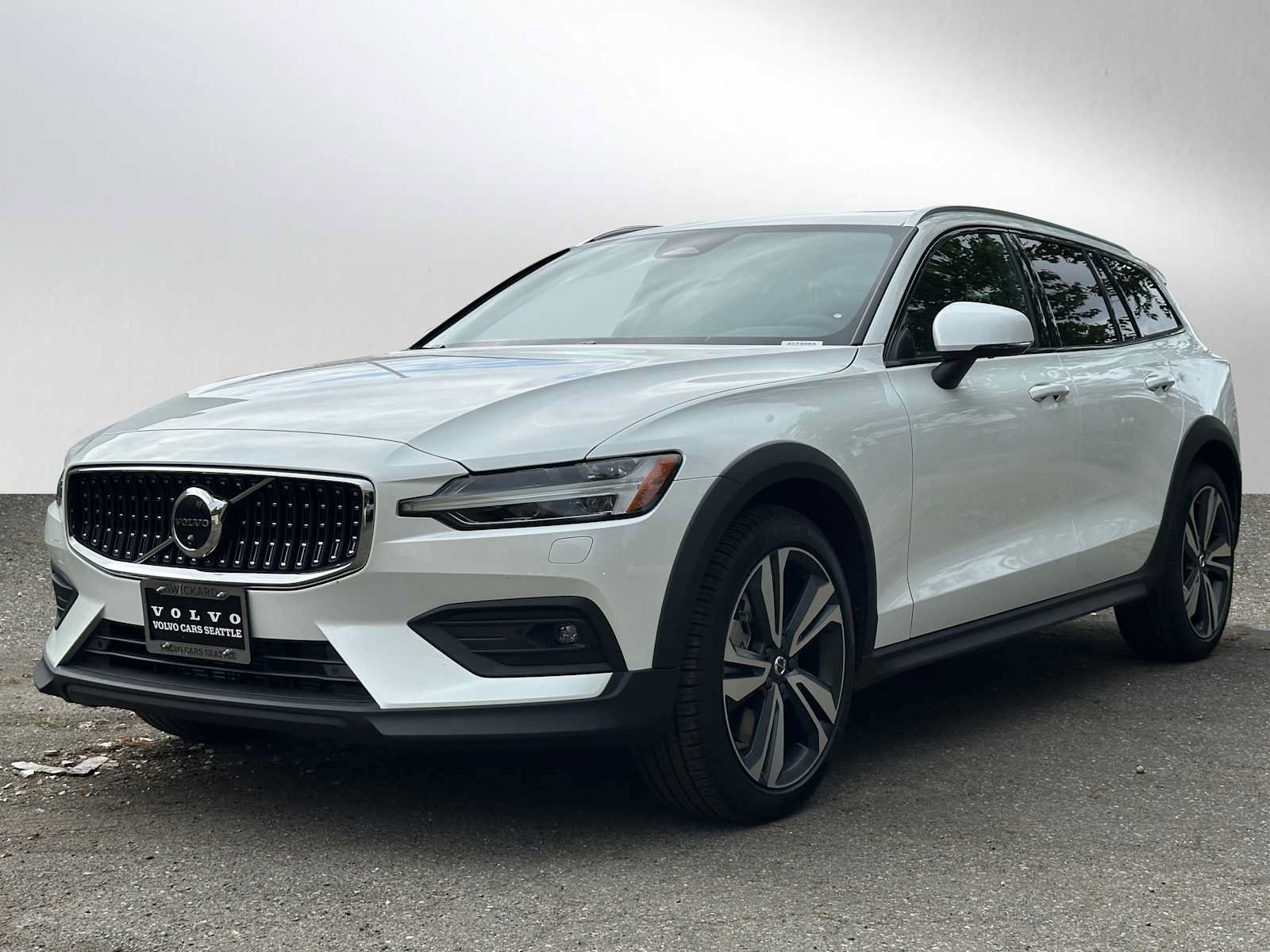 New 2026 Volvo V60 B5 Cross Country Plus w/ Climate Package AWD/4WD image 7