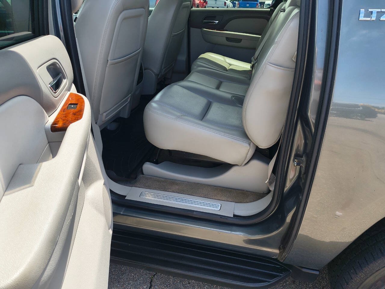 Used 2011 Chevrolet Avalanche LTZ AWD/4WD image 14