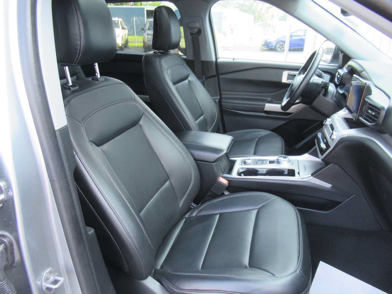 Used 2024 Ford Explorer XLT w/ Equipment Group 202A AWD/4WD image 13