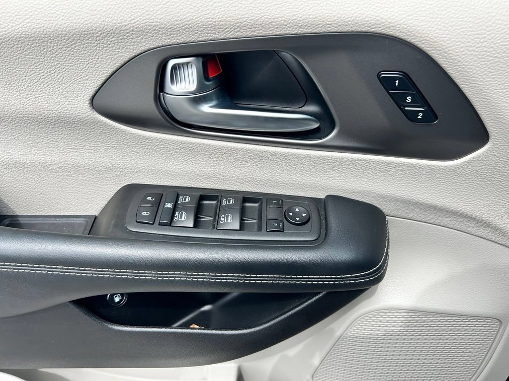Used 2022 Chrysler Pacifica Touring-L w/ Uconnect Theater Family Group FWD image 22