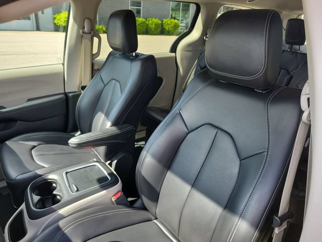 Used 2023 Chrysler Pacifica Touring-L FWD image 6