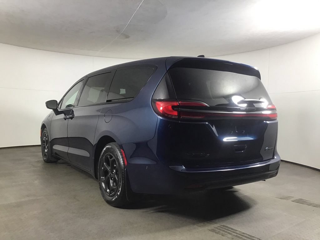 Used 2023 Chrysler Pacifica Limited w/ Uconnect Theater Family Group FWD image 5