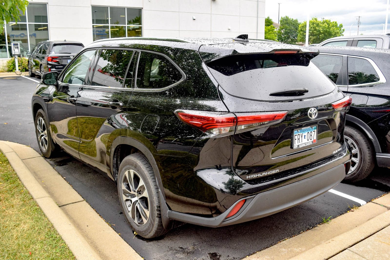 Used 2021 Toyota Highlander XLE AWD/4WD image 7