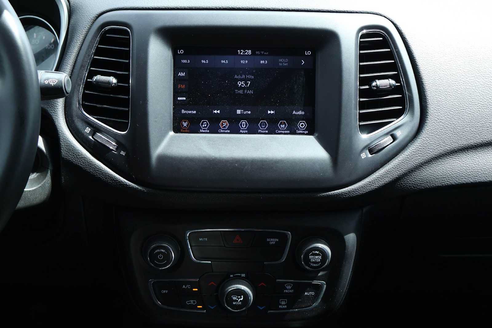 Used 2019 Jeep Compass Latitude w/ Popular Equipment Group FWD image 16
