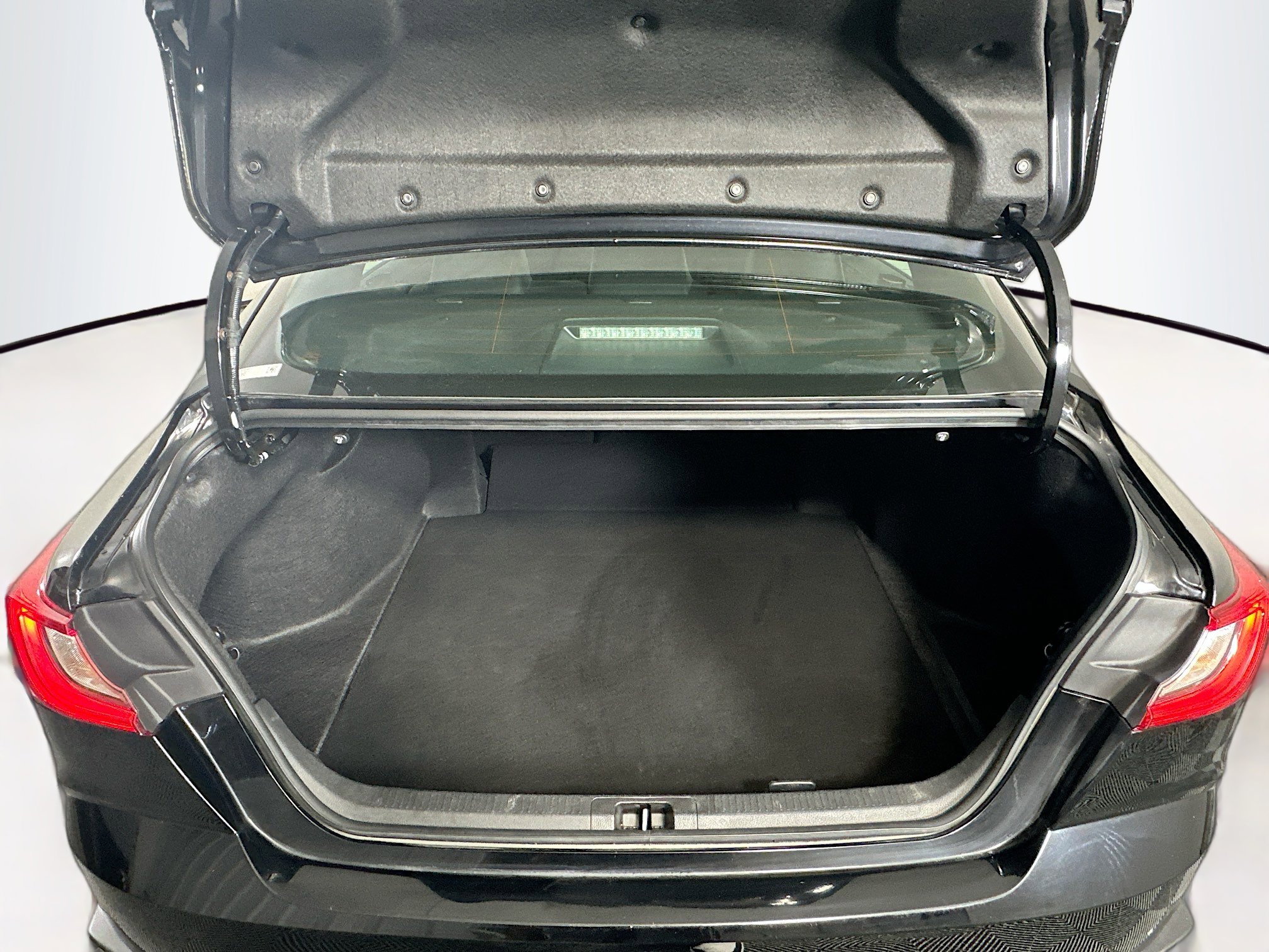 Used 2025 Toyota Camry SE image 30