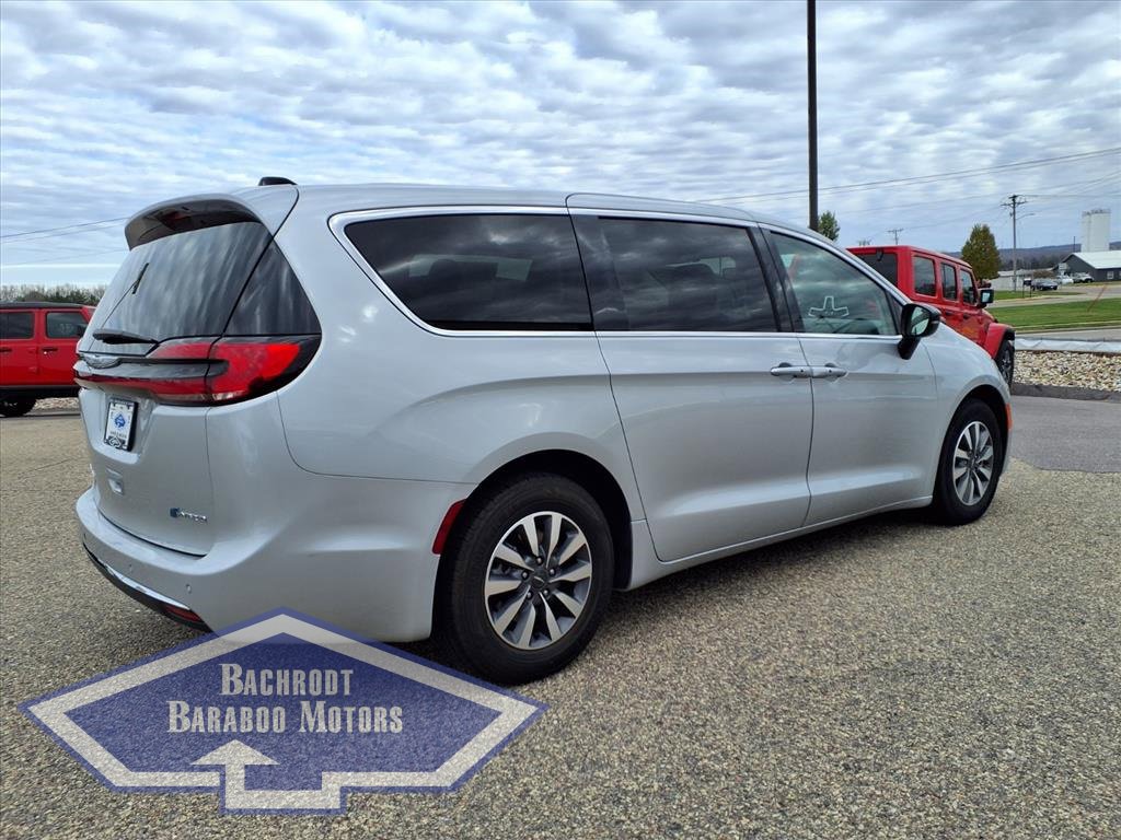 Used 2024 Chrysler Pacifica Select image 3