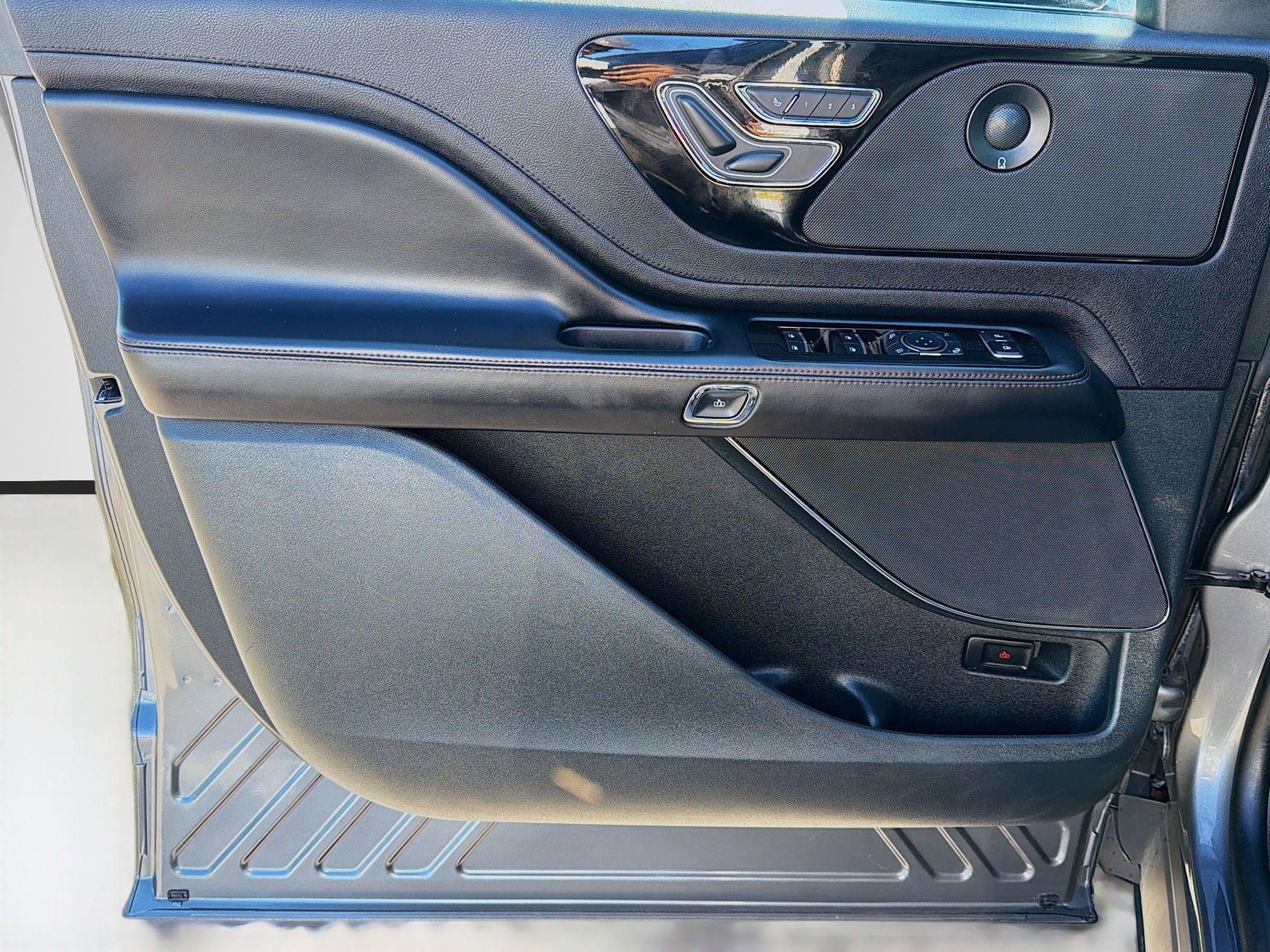 Used 2023 Lincoln Aviator Reserve AWD/4WD image 23