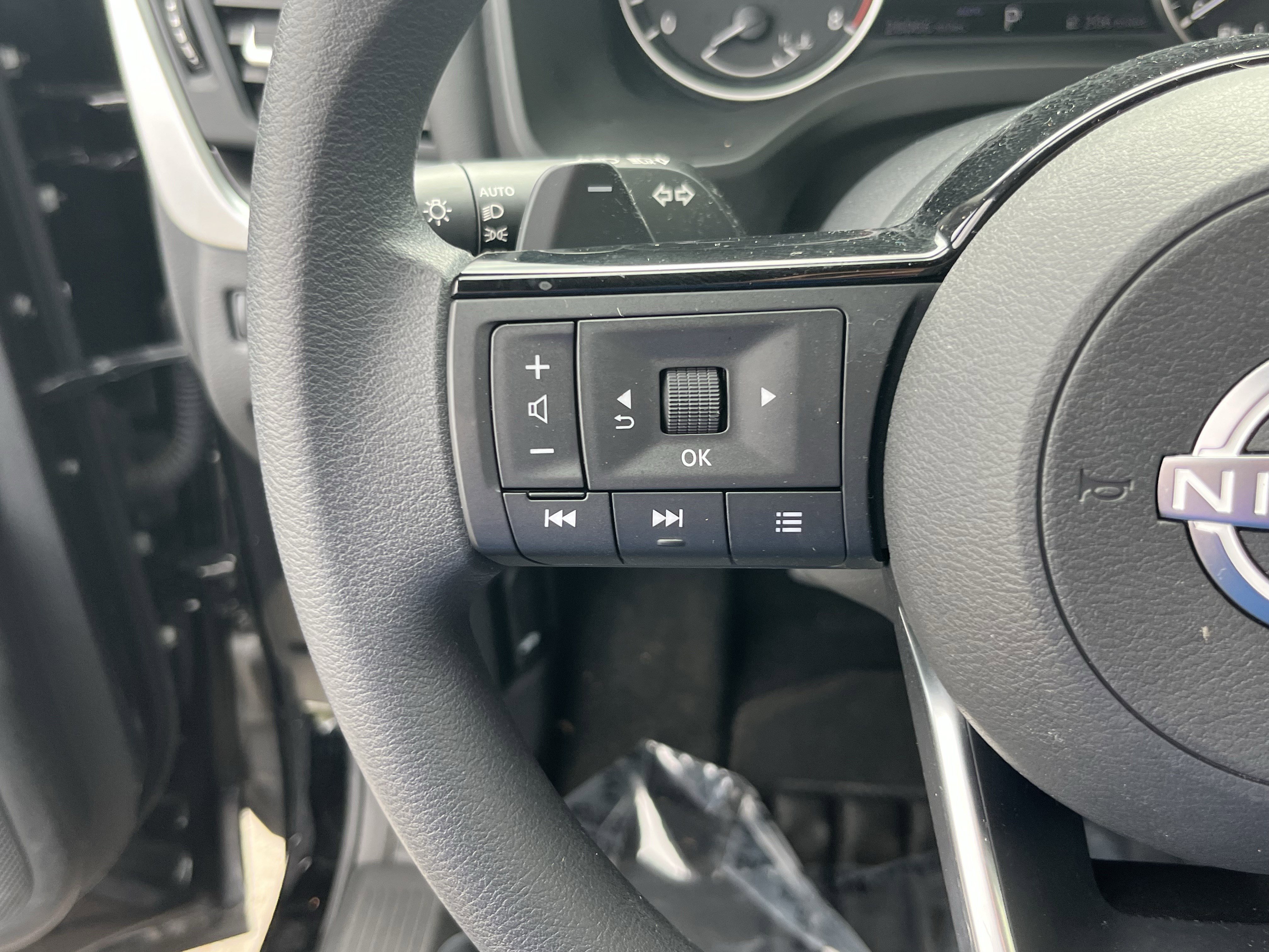 Used 2023 Nissan Rogue SV image 20